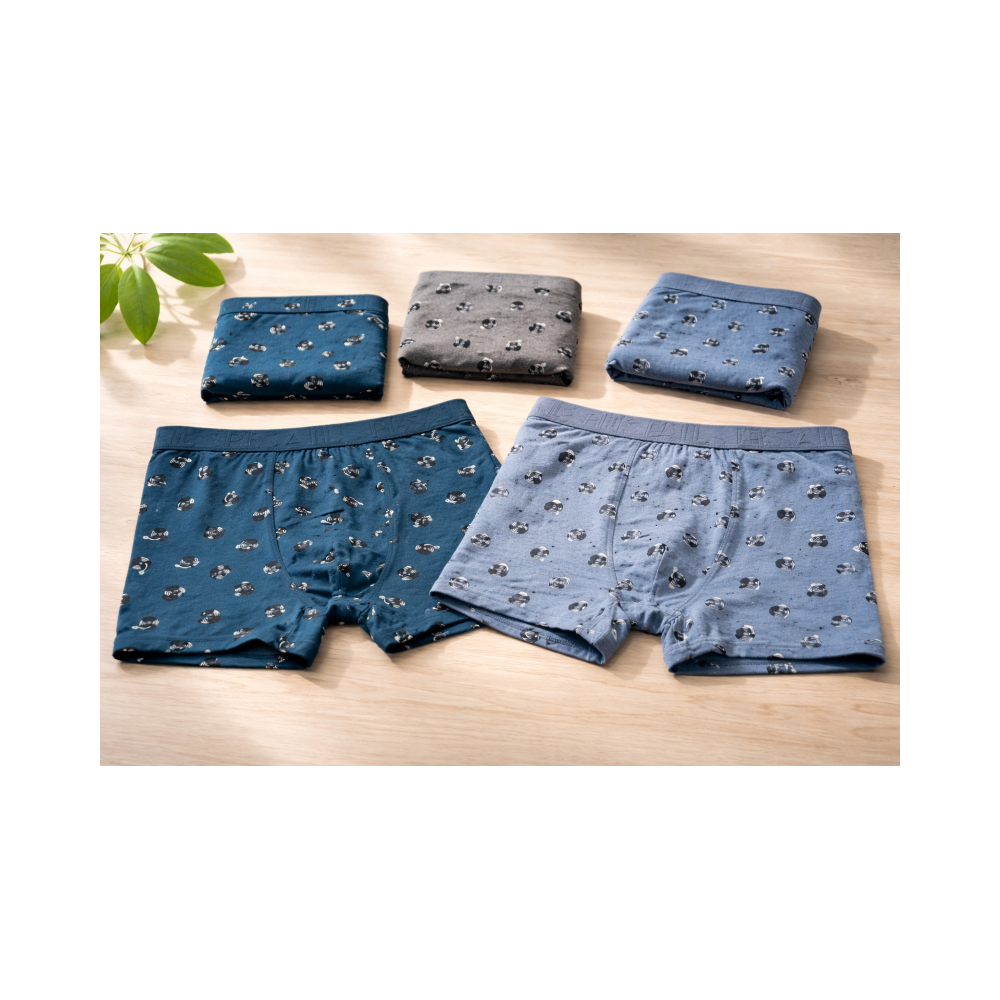 Pack de dos bóxers para hombre con estampados modernos en azul y gris sobre fondo de madera.