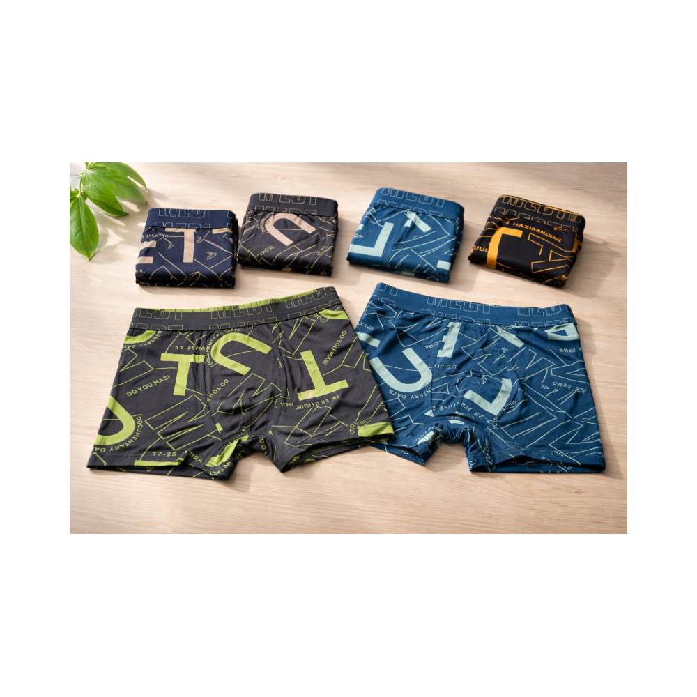 Pack de dos calzoncillos tipo bóxer para hombre con estampados de letras modernos en colores verde lima y azul.