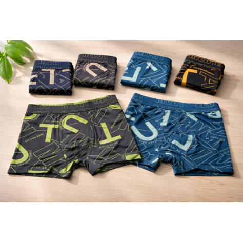 Pack de dos calzoncillos tipo bóxer para hombre con estampados de letras modernos en colores verde lima y azul.