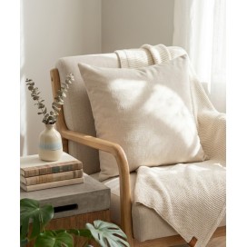 cojin beige sobre un sillon