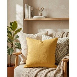 cojin color oro sobre un sillon