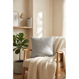 cojin gris sobre un sillon