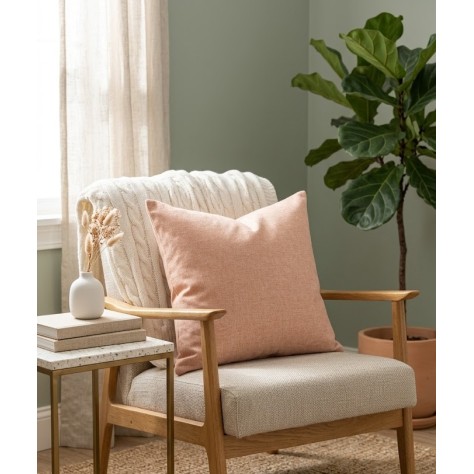cojin salmon sobre un sillon