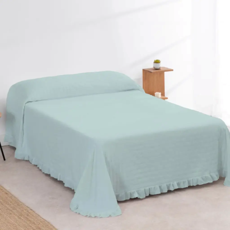 Colcha Lisa Agua – Frescura Minimalista con Detalle de Volante