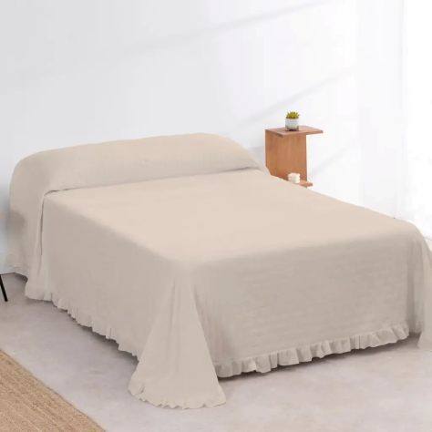 Colcha Lisa Beige – Elegancia Natural y Versatilidad con Volante