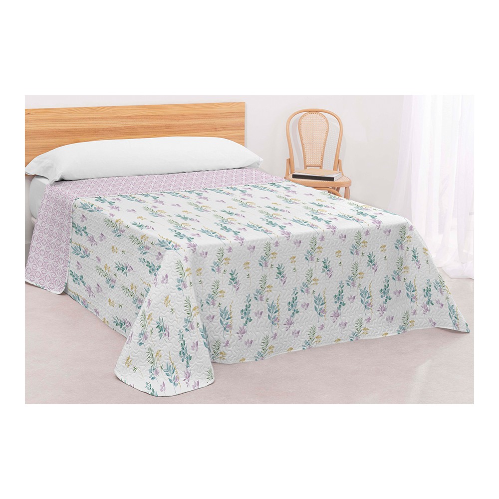 Cama vestida con colcha bouti blanca estampada con ramas botánicas y reverso geométrico color malva
