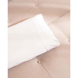 Funda de almohada blanca de seda de bambú satinada de la marca Don Algodón con primer plano de su tejido suave.