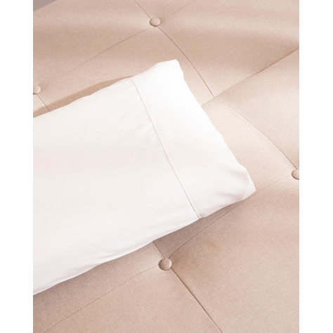 Funda de almohada blanca de seda de bambú satinada de la marca Don Algodón con primer plano de su tejido suave.