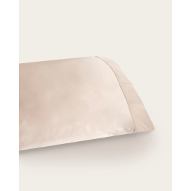 Funda de almohada de seda de bambú en color beige satinado de la marca Don Algodón para cama de estilo natural.