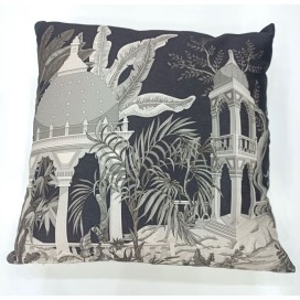 Cojín Decorativo Arquitectura Clásica y Selva (45x45 cm) – Elegancia Monocromática