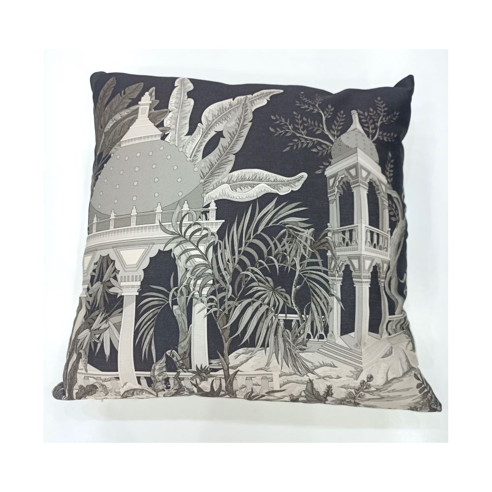 Cojín Decorativo Arquitectura Clásica y Selva (45x45 cm) – Elegancia Monocromática