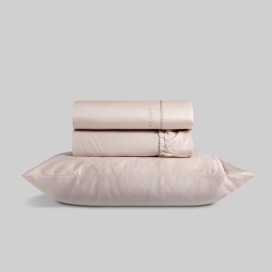 Juego de sábanas en 100% algodón satén de 300 hilos, modelo Elba, de la marca Don Algodón. Juego de cama en color beige