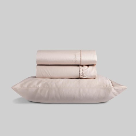 Juego de sábanas en 100% algodón satén de 300 hilos, modelo Elba, de la marca Don Algodón. Juego de cama en color beige