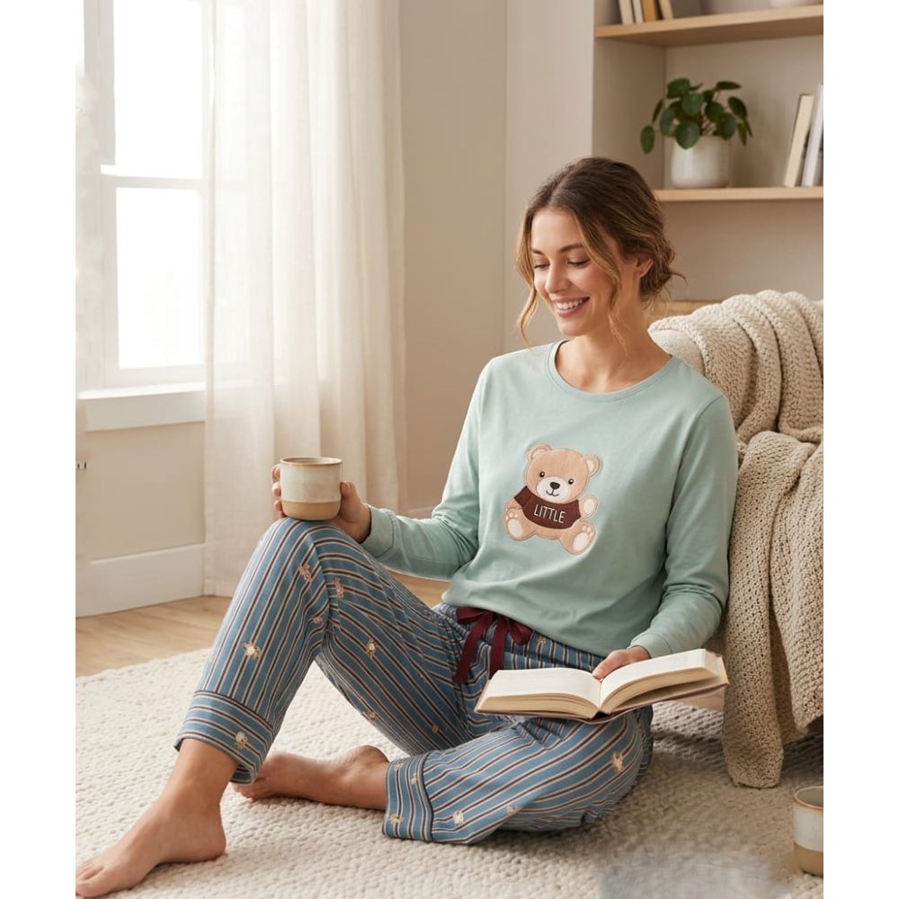 Pijama de Mujer Cómodo y Estampado "Little Bear" - Conjunto de Camiseta Verde Agua y Pantalón a Rayas con Estampado de Ositos