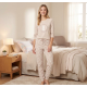 Pijama de Mujer "No es mi culpa ser tan adorable" - Conjunto de Camiseta Beige y Pantalón Estampado