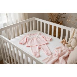 Conjunto polaina bebé niña modelo Cierzo rosa 100% algodón con encaje blanco sobre cuna