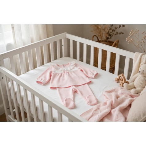 Conjunto polaina bebé niña modelo Cierzo rosa 100% algodón con encaje blanco sobre cuna