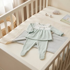Conjunto Bebé Jubón y Polaina Verde Modelo Buran sobre cuna infantil