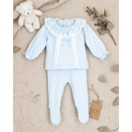 Conjunto Bebé Jubón y Polaina Azul Modelo Gregal sobre fondo infantil
