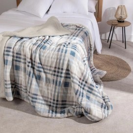 Manta plaid sherpa estampada, modelo Xenia de la marca Karamelo.