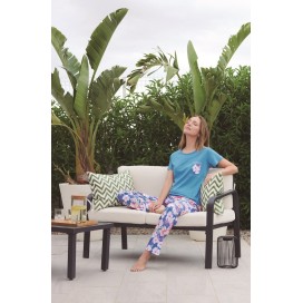mujer con pijama de manga corta y pantalon largo azul